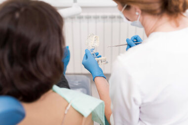 Prótesis híbrida fija sobre implantes dentales